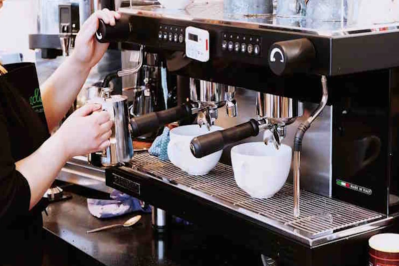 Kaffee und Sahnemaschinenreiniger